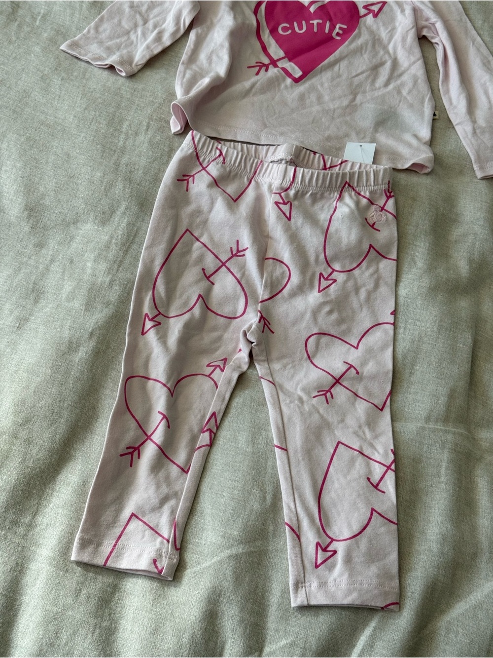 babyGap Long Sleeve Cutie T-Shirt and Valentines Leggings - Picture 4 of 6
